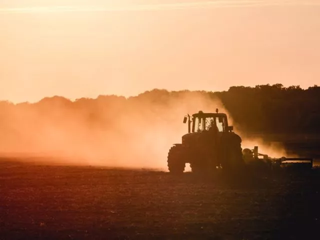 UTTO vs. STOU: aký olej naozaj potrebuje váš traktor (a prečo to nie je jedno)